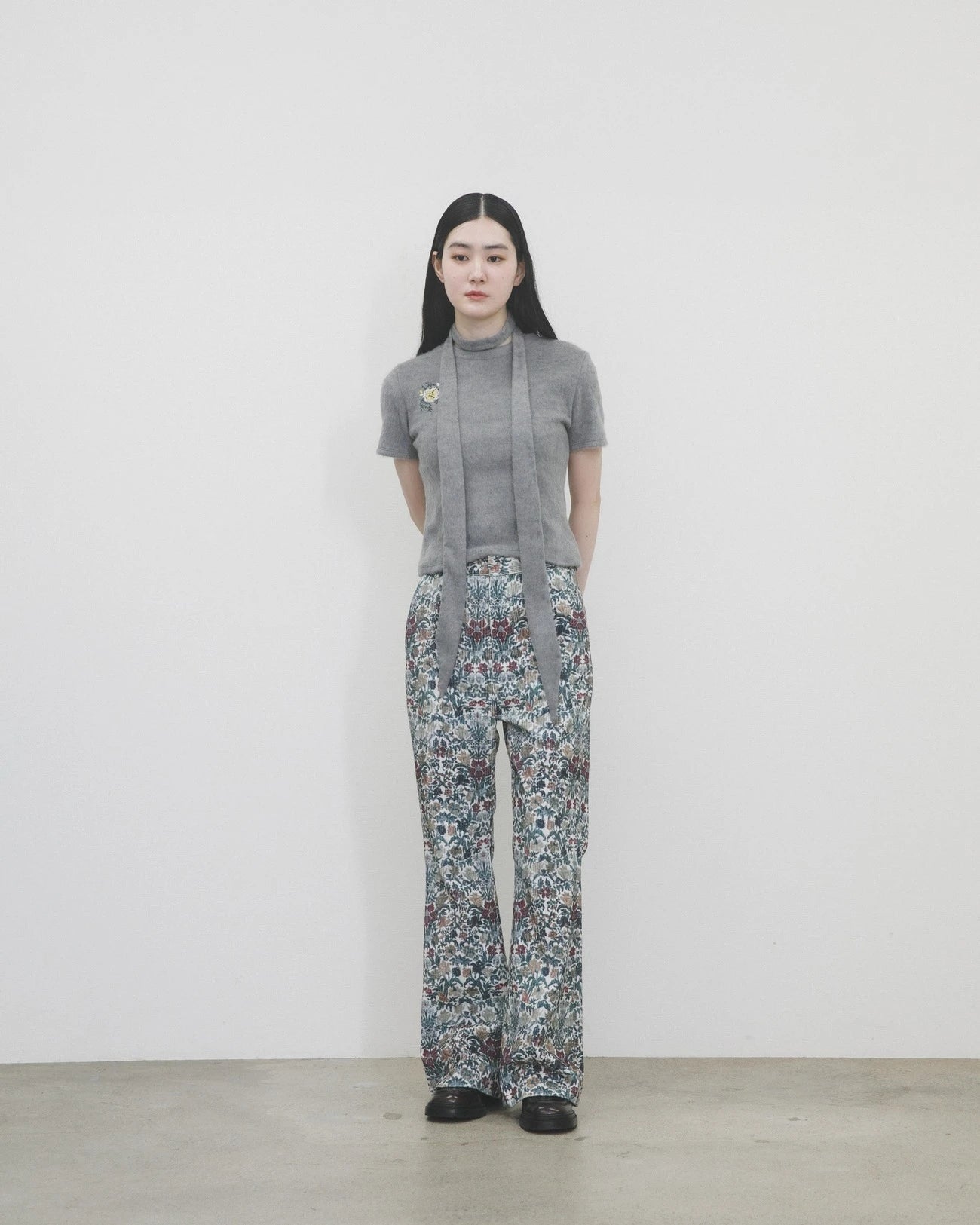 タイ付きファジーTシャツ