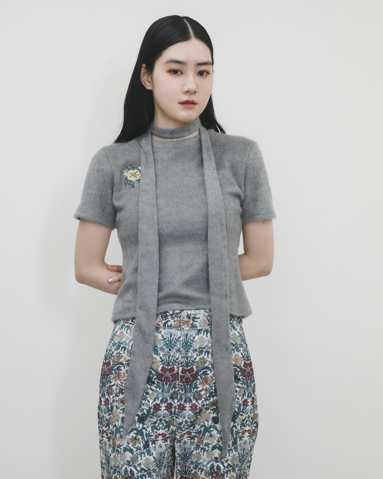 タイ付きファジーTシャツ